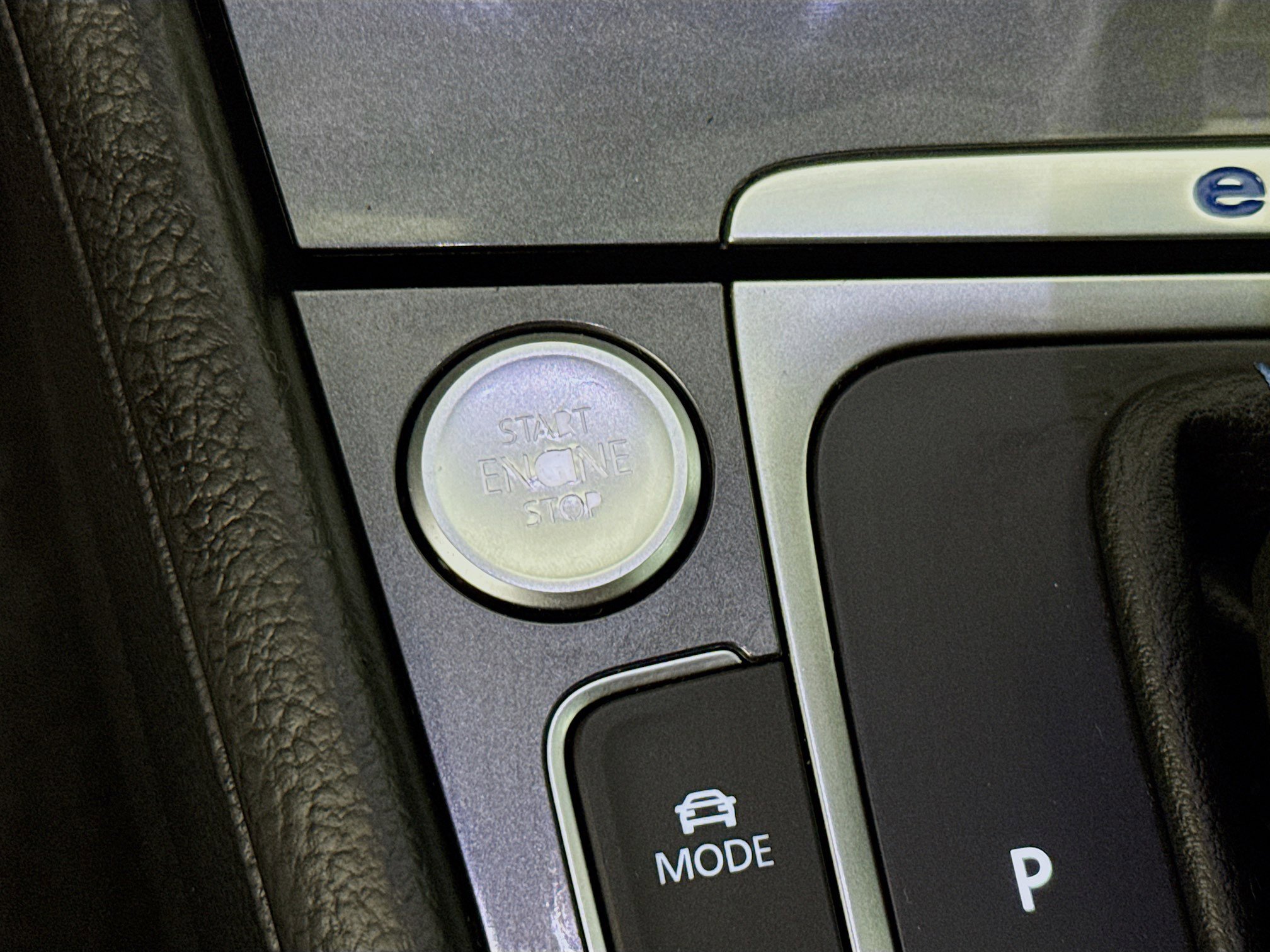 Used 2016 Volkswagen e-Golf SE w/ DC Fast Charging Package image 18