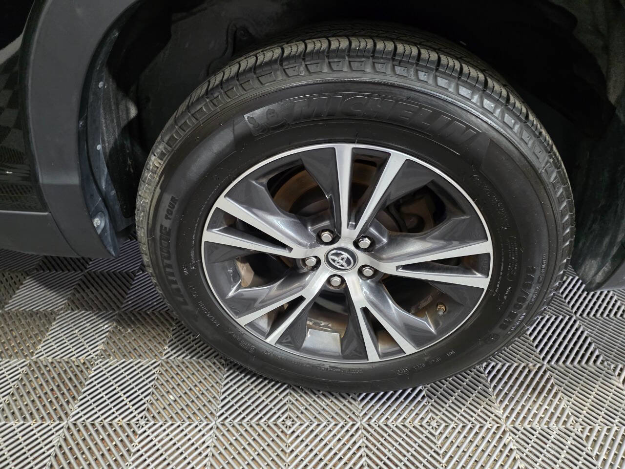 Used 2019 Toyota Highlander LE image 31