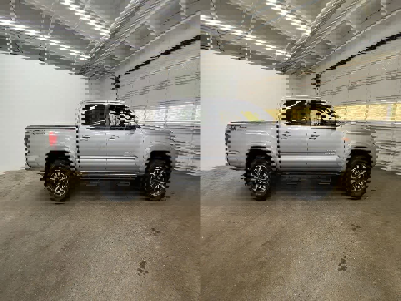 Used 2018 Toyota Tacoma TRD Sport w/ Technology Package image 7