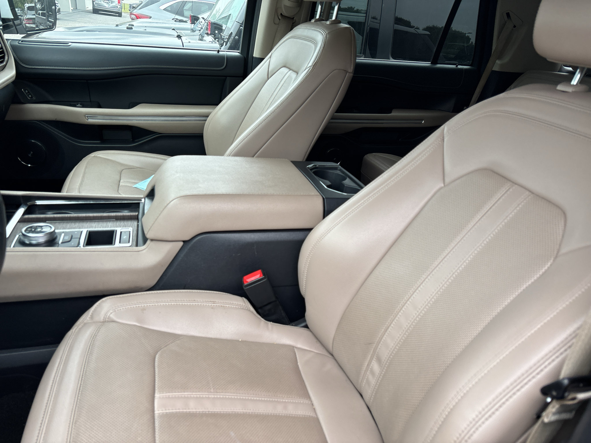 Used 2024 Ford Expedition Limited RWD image 2