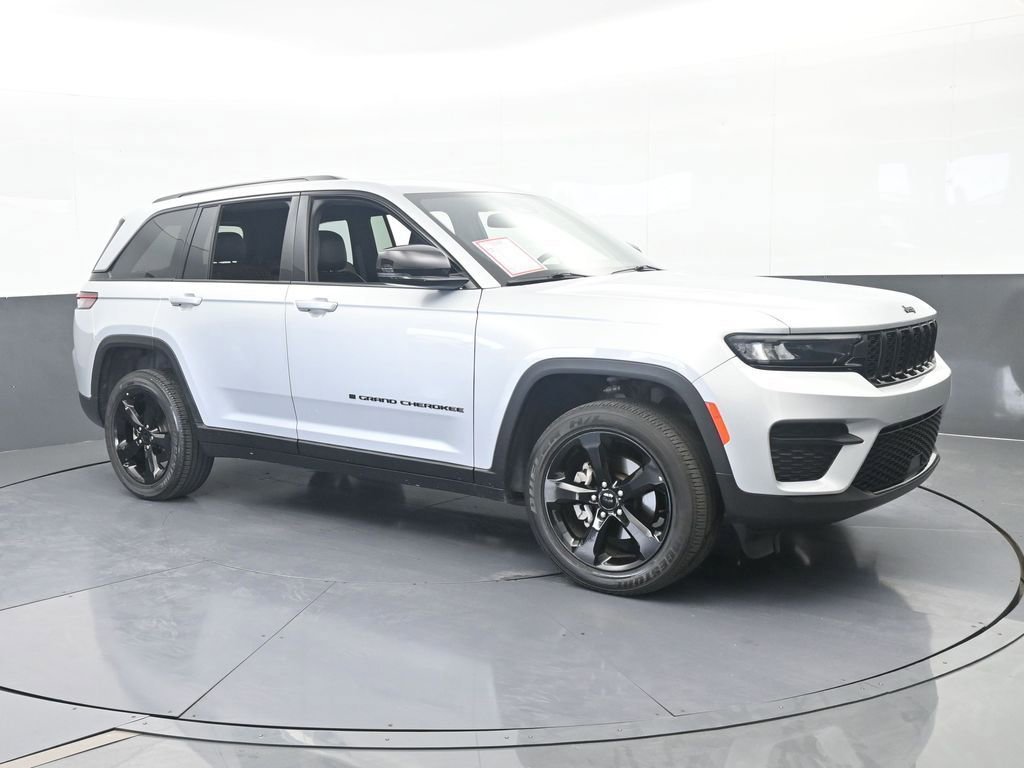 Used 2023 Jeep Grand Cherokee Altitude AWD/4WD image 3