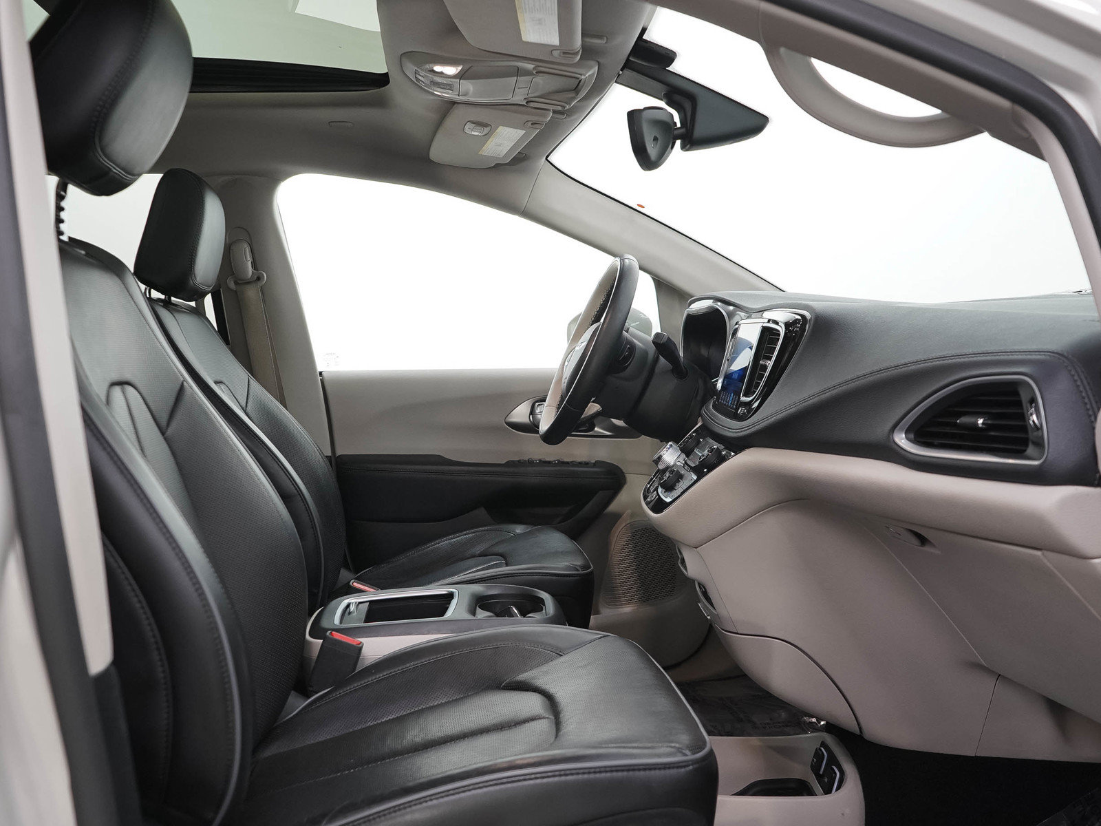 Used 2017 Chrysler Pacifica Limited w/ UConnect Theater Package FWD image 14