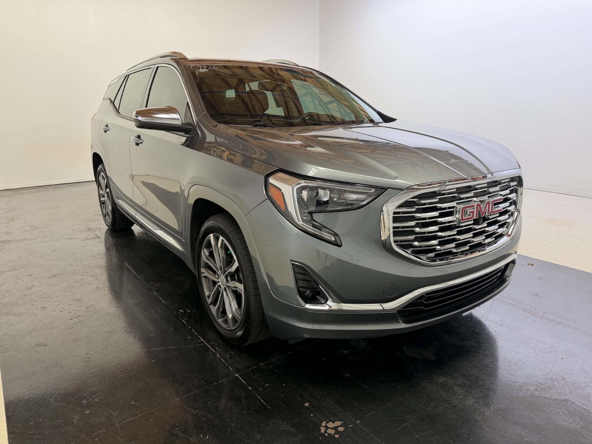 Used 2020 GMC Terrain Denali w/ Denali Premium Package FWD image 8