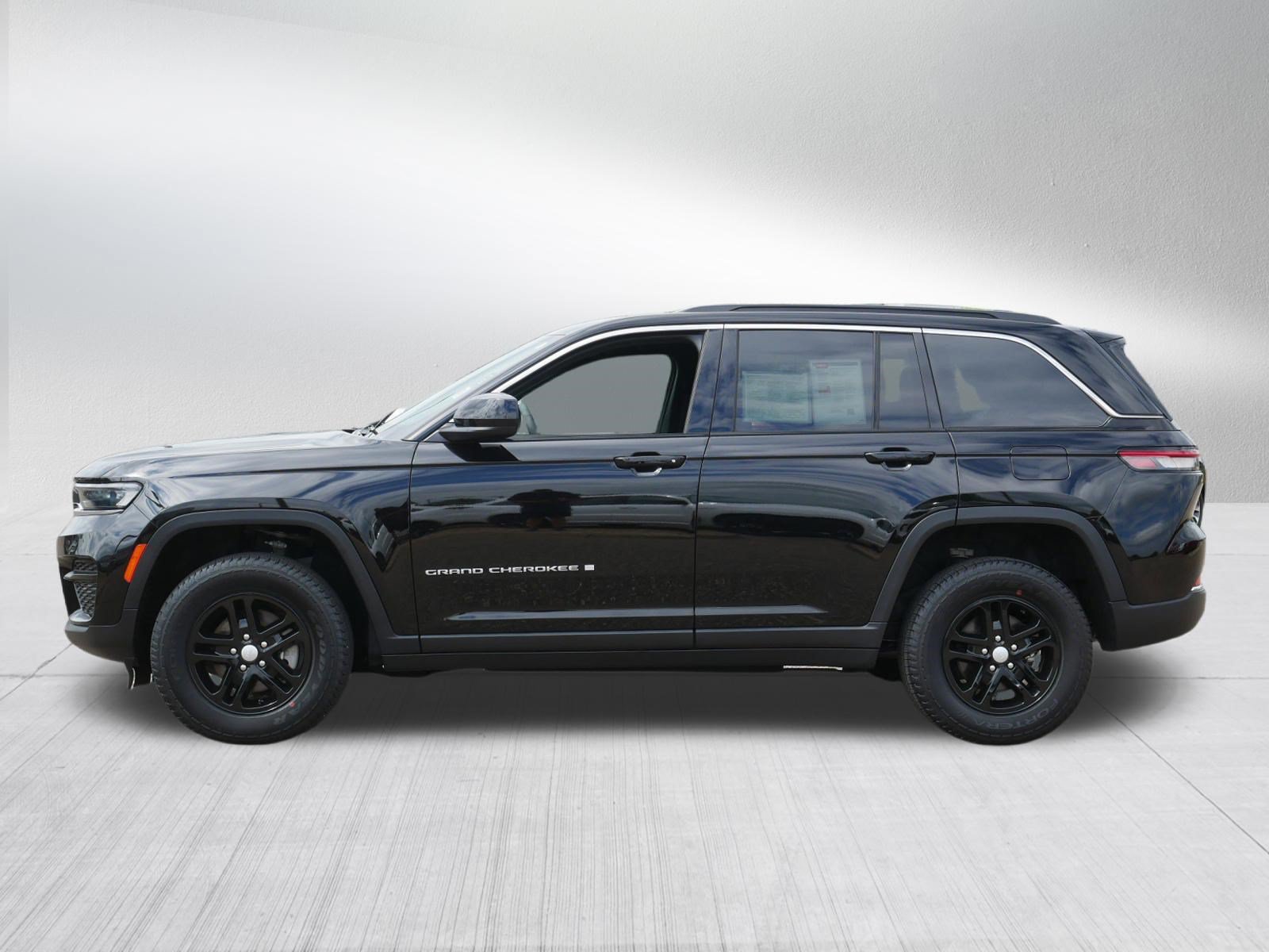Used 2024 Jeep Grand Cherokee Laredo w/ Luxury Tech Group I AWD/4WD image 4