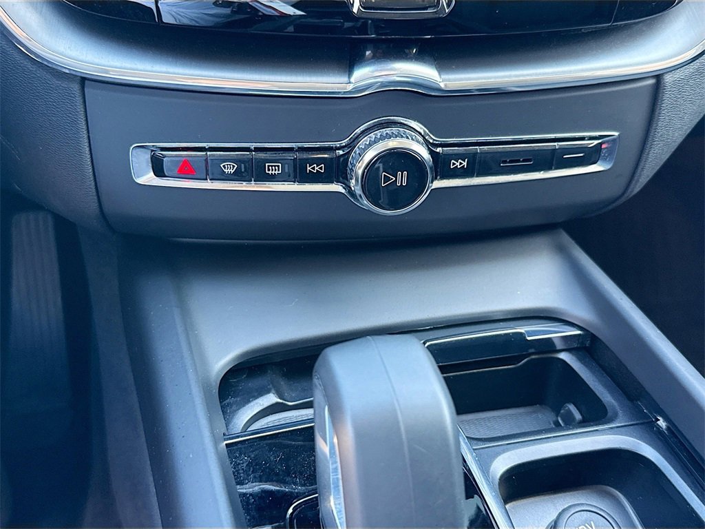 Used 2023 Volvo XC60 B5 Core image 17