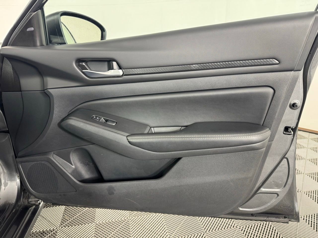 Used 2025 Nissan Altima 2.5 SV FWD image 38