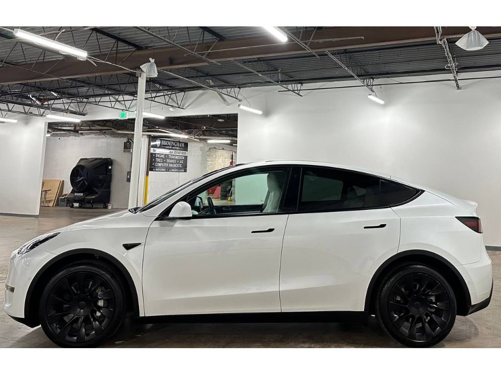 Used 2022 Tesla Model Y Long Range image 8