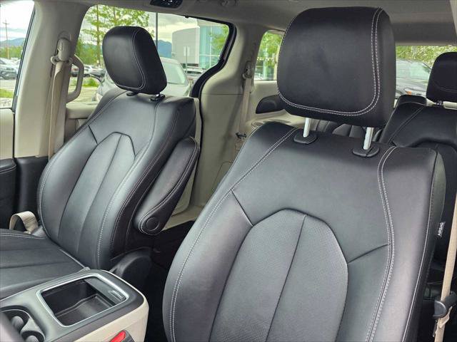 Used 2024 Chrysler Pacifica Touring-L FWD image 20