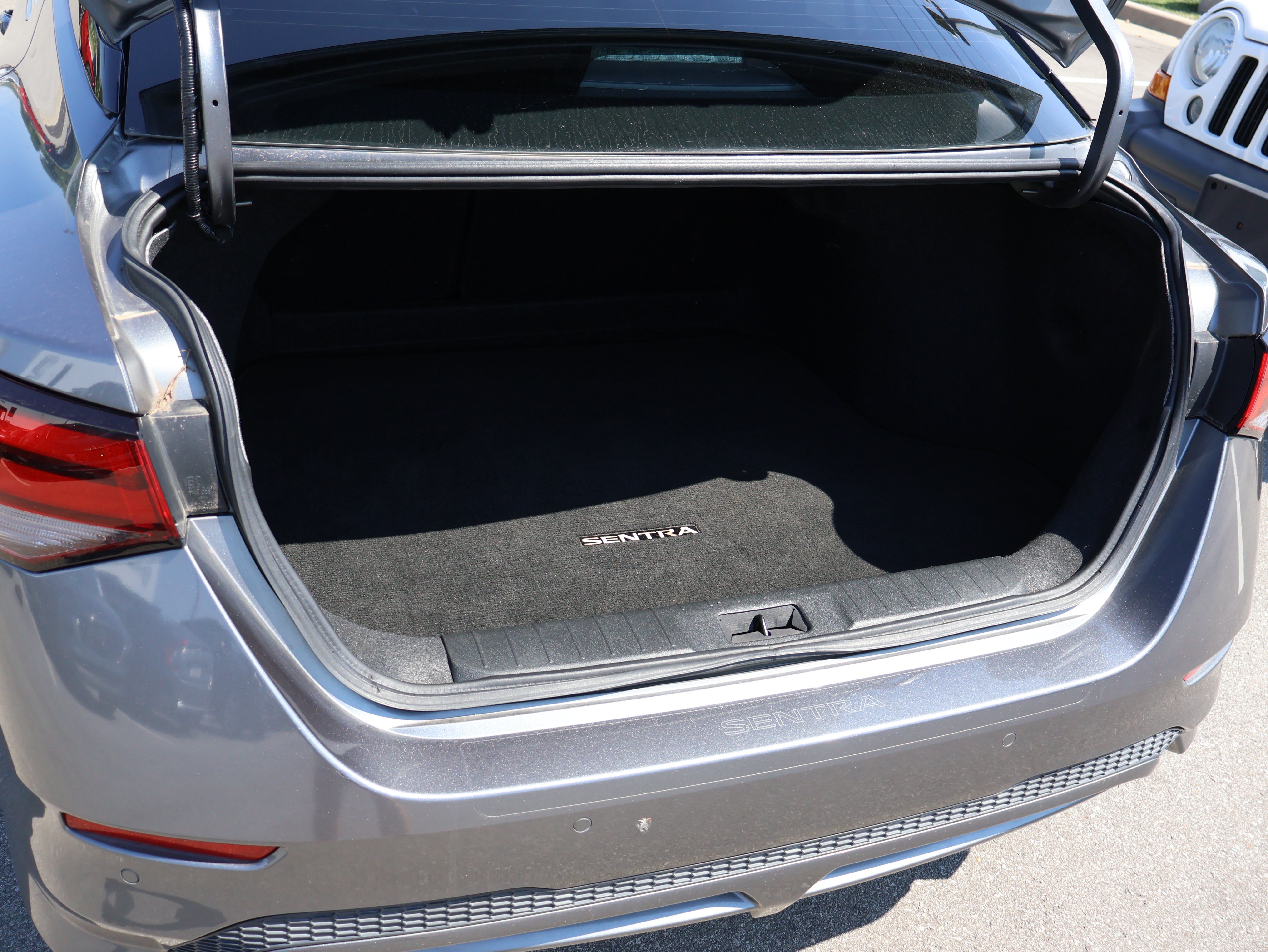 Used 2023 Nissan Sentra SR w/ Electronics Package FWD image 8
