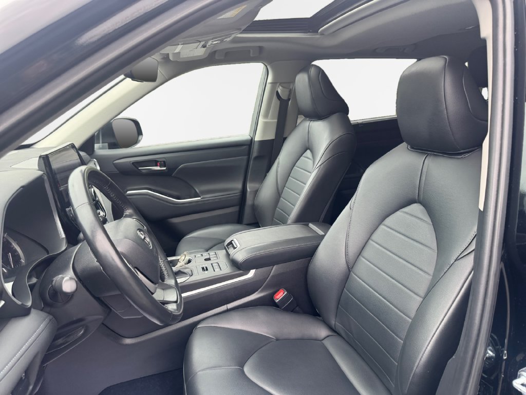 Used 2023 Toyota Highlander XLE AWD/4WD image 12