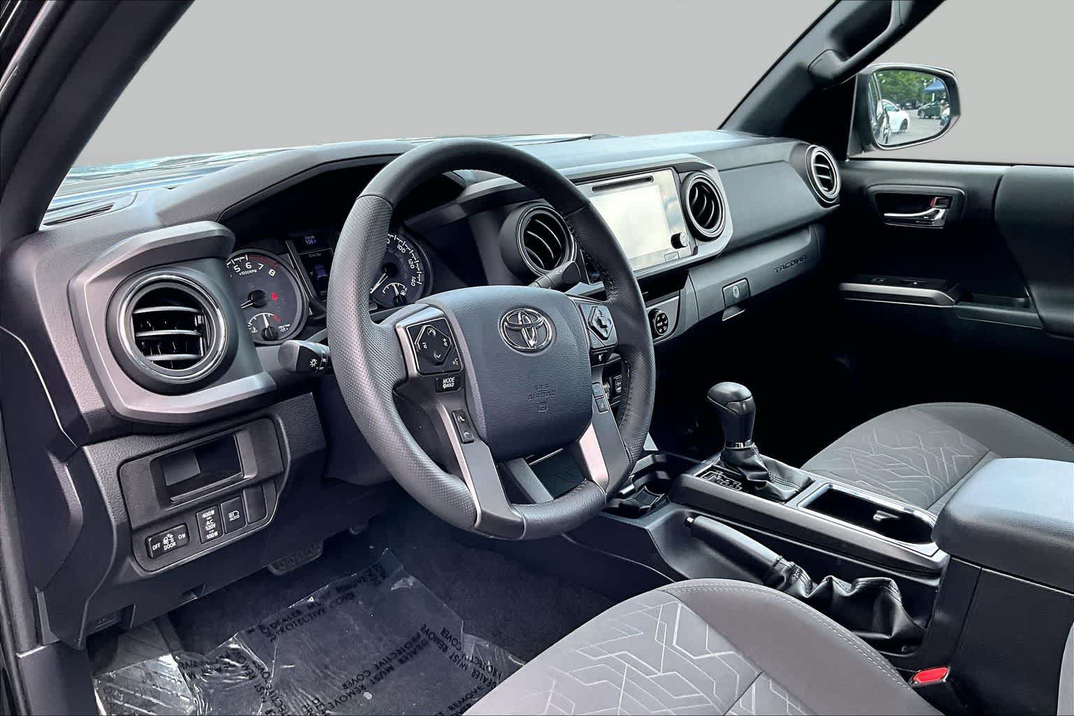 Used 2018 Toyota Tacoma TRD Off-Road w/ Technology Package AWD/4WD image 17