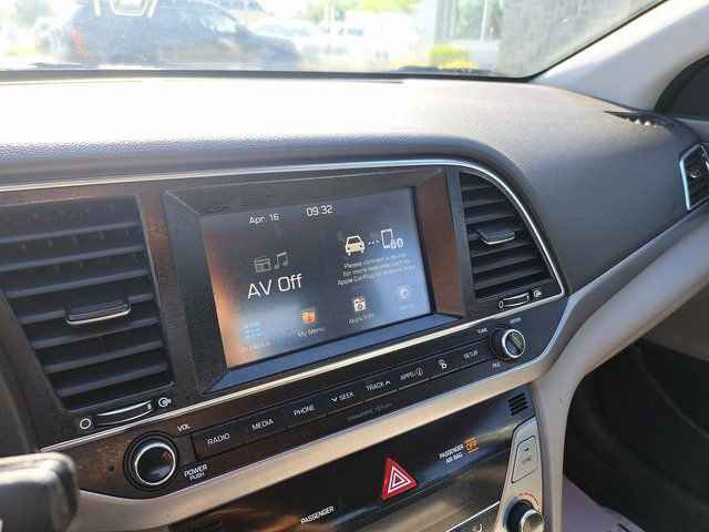 Used 2017 Hyundai Elantra Limited image 13