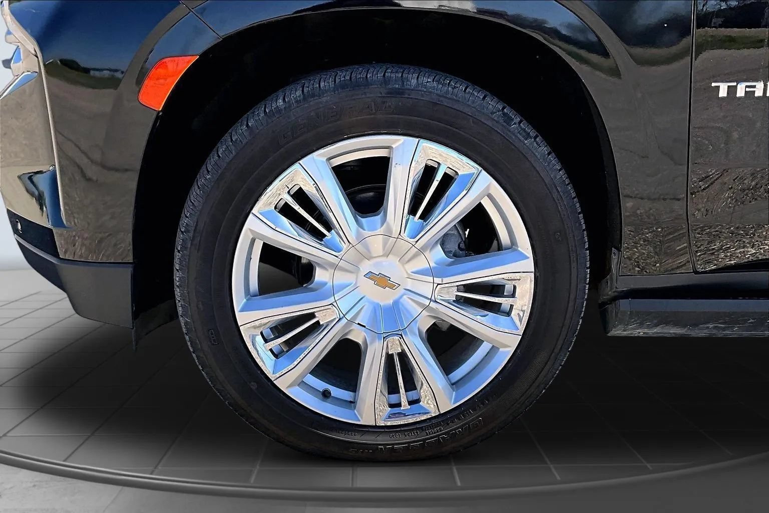 Used 2023 Chevrolet Tahoe High Country AWD/4WD image 32