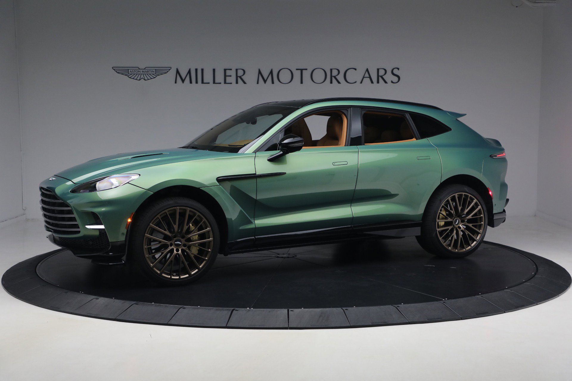 Used 2025 Aston Martin DBX 707 AWD/4WD image 1