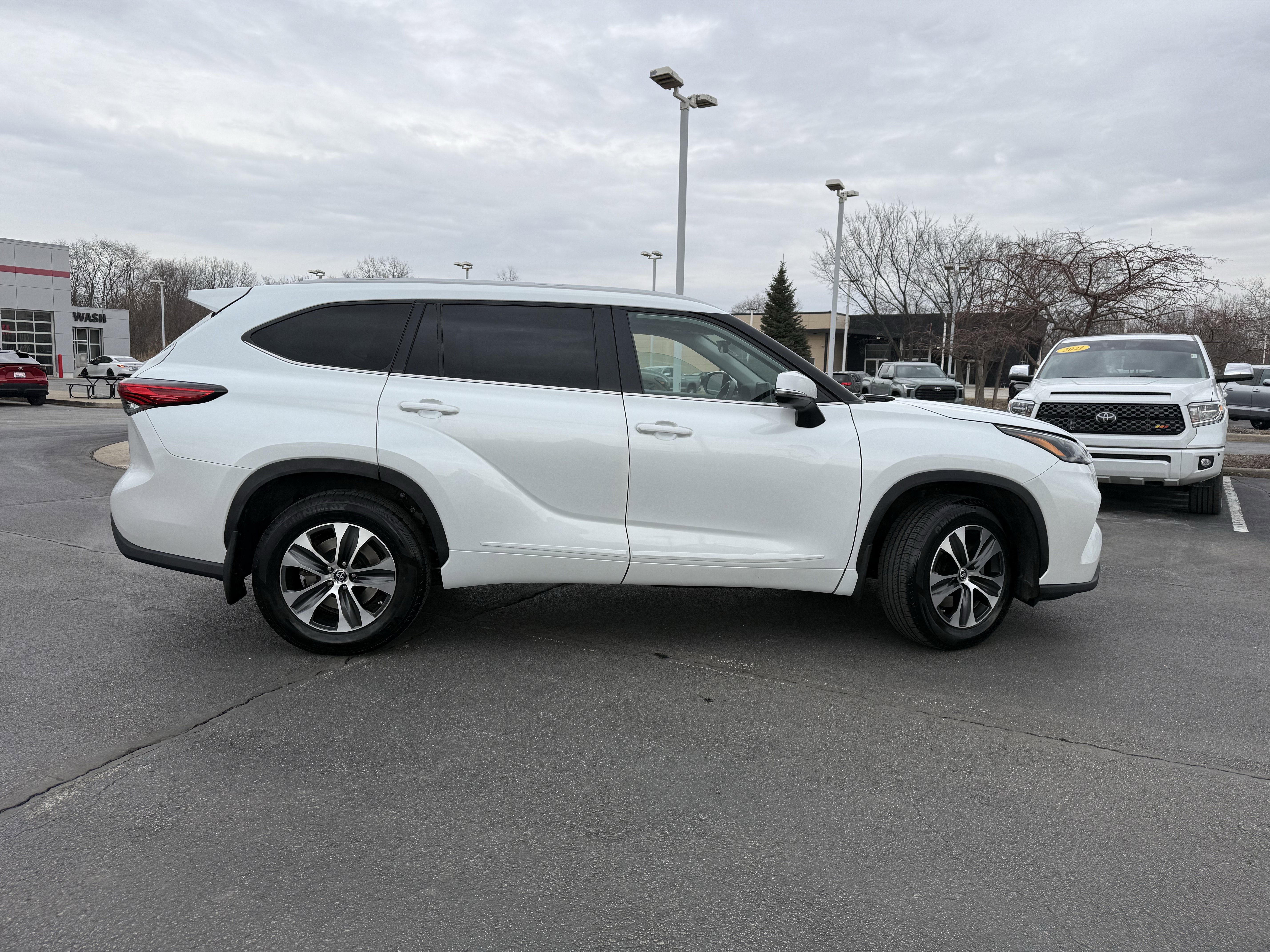 Used 2023 Toyota Highlander XLE image 9