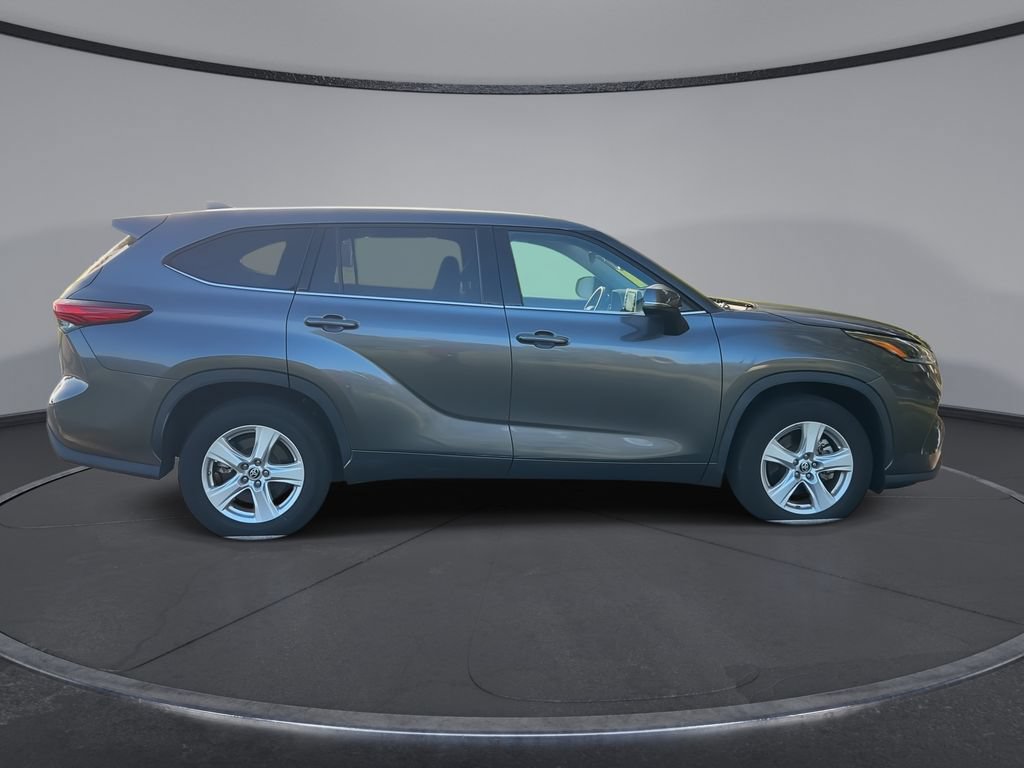 Used 2021 Toyota Highlander LE FWD image 9