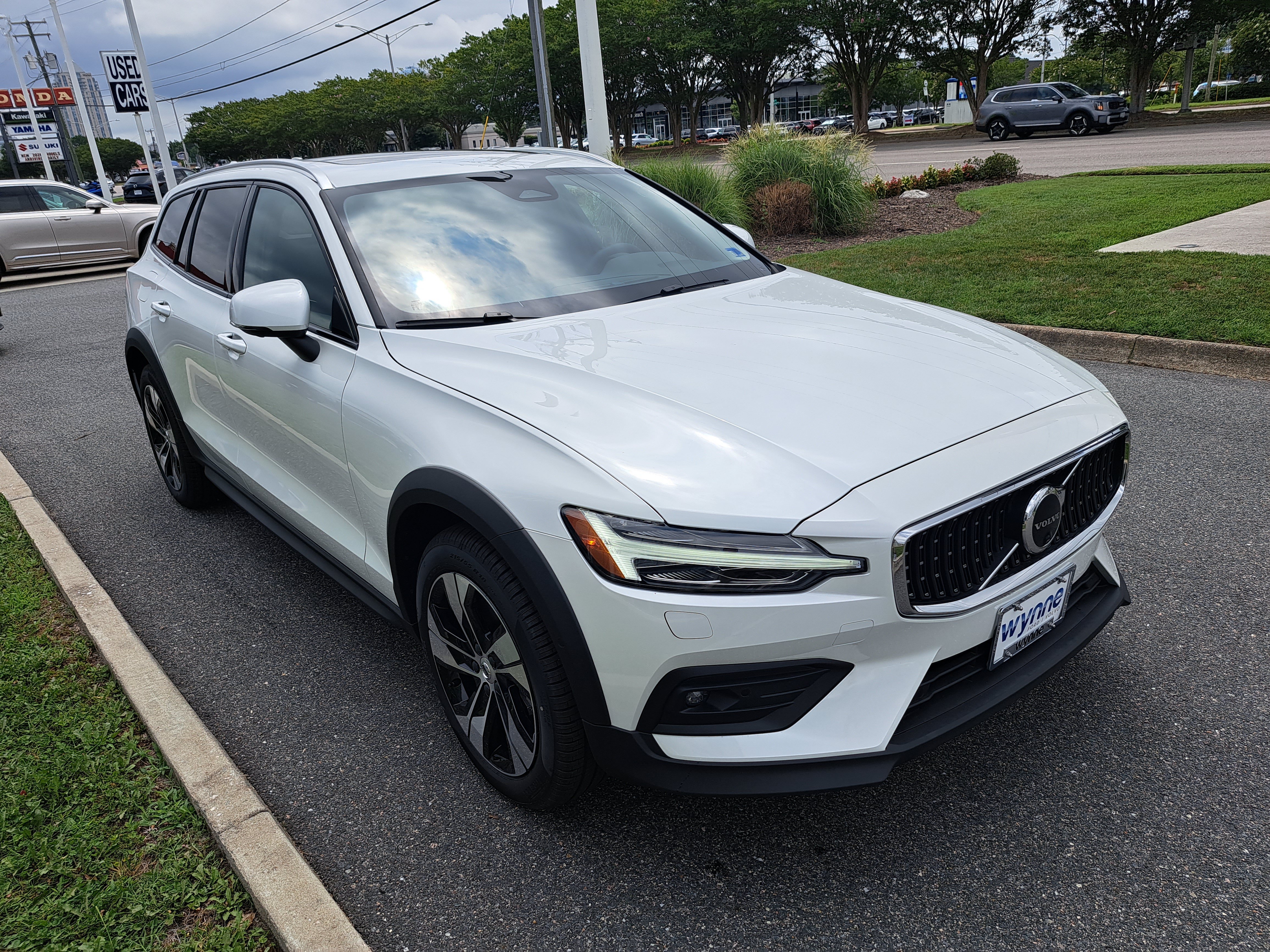New 2026 Volvo V60 B5 Cross Country Plus w/ Climate Package AWD/4WD image 2