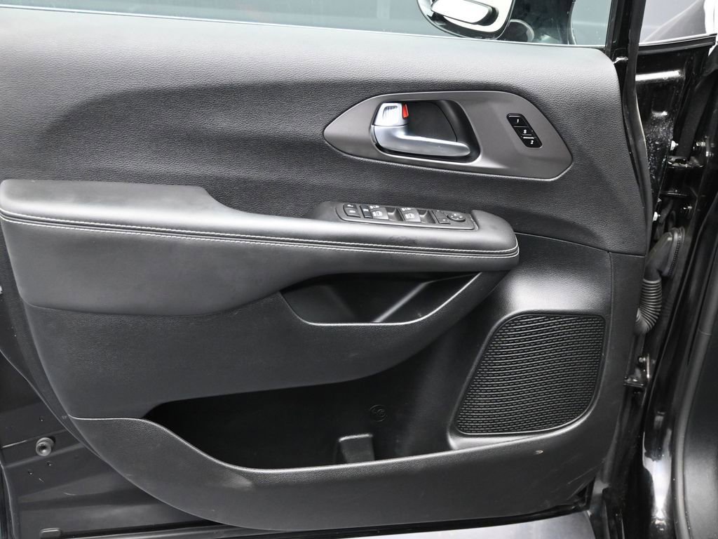 Used 2025 Chrysler Pacifica Select image 12