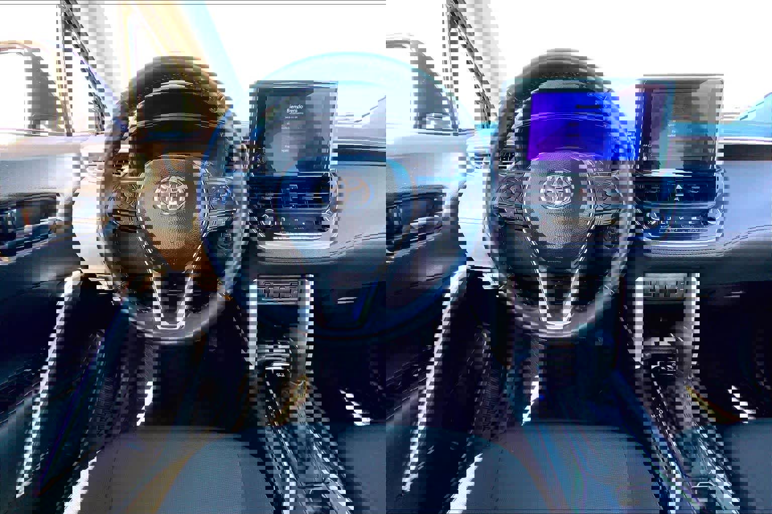 Used 2025 Toyota Corolla Cross LE image 5