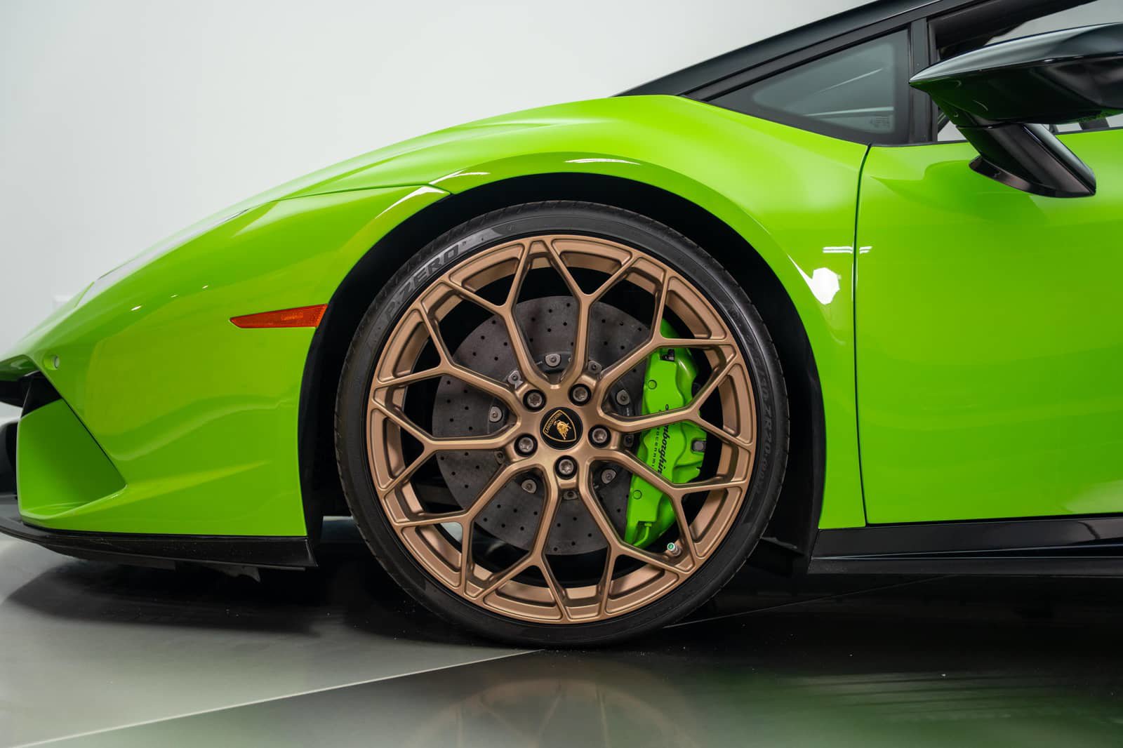 Used 2019 Lamborghini Huracan Performante AWD/4WD image 4