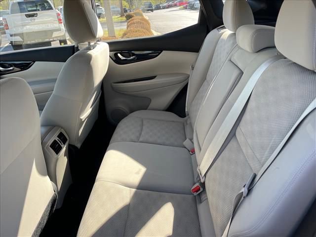 Used 2018 Nissan Rogue Sport SV w/ SV All-Weather Package image 8