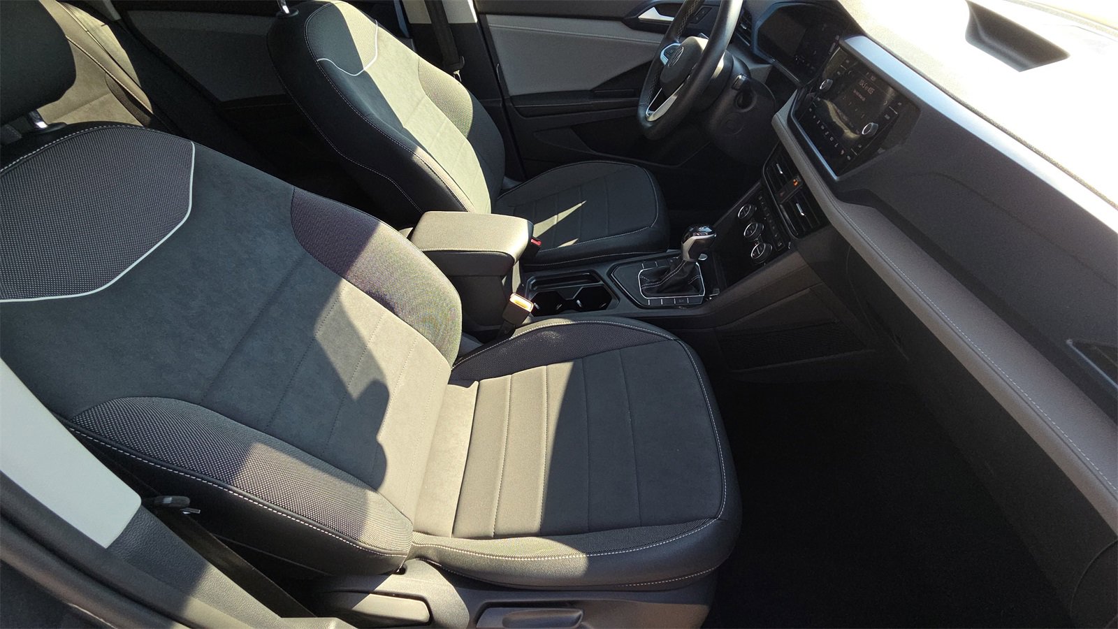 Used 2024 Volkswagen Taos SE image 25