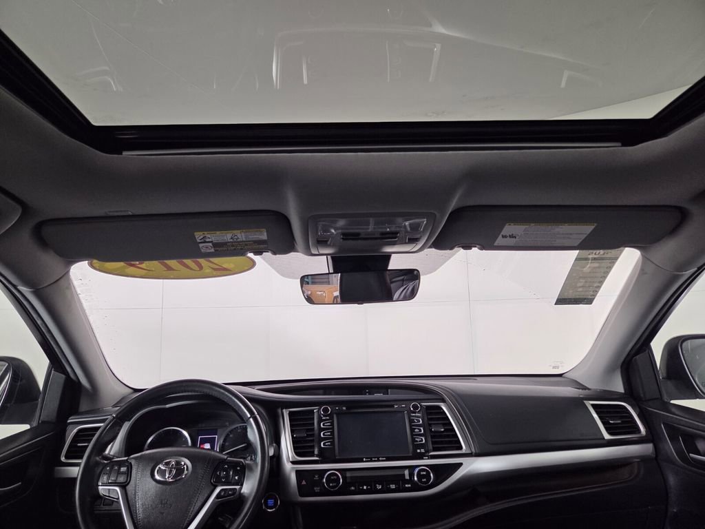 Used 2019 Toyota Highlander SE image 22