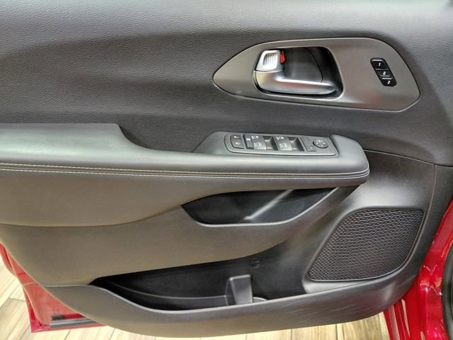 Used 2025 Chrysler Pacifica Select image 41