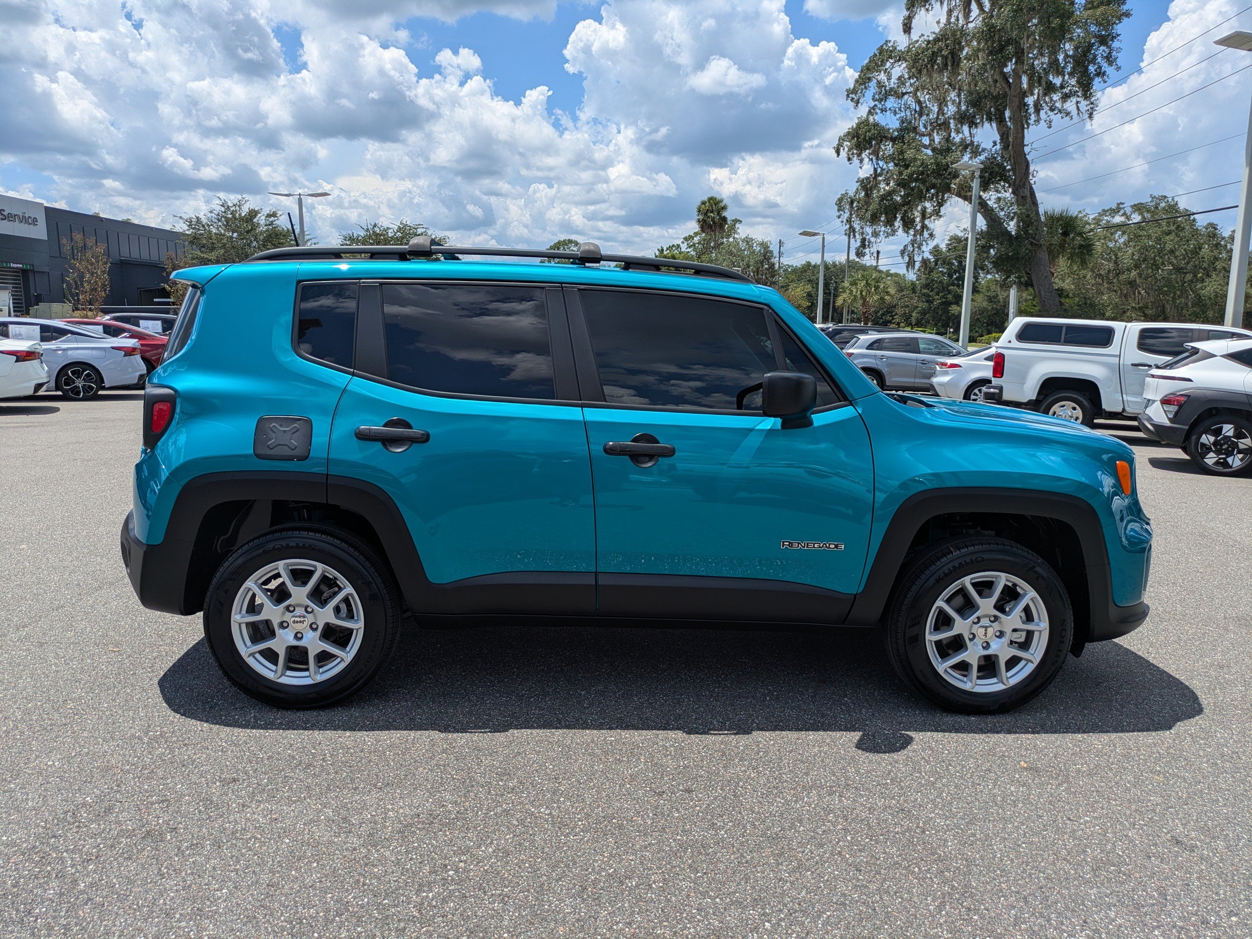 Used 2022 Jeep Renegade Latitude AWD/4WD image 3