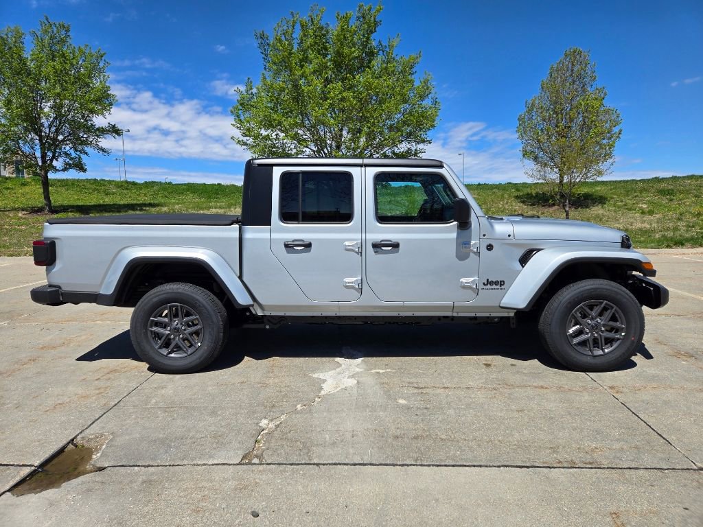 Used 2024 Jeep Gladiator Sport image 2