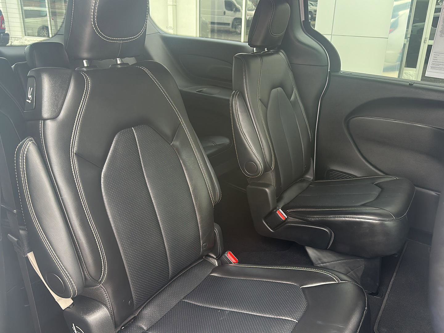 Used 2025 Chrysler Pacifica Select image 6