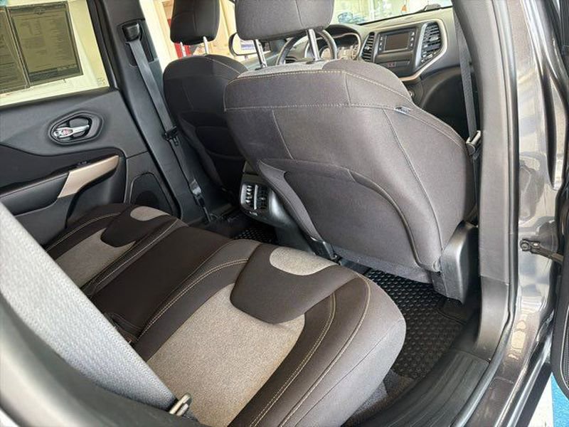 Used 2018 Jeep Cherokee Latitude w/ Altitude Package AWD/4WD image 12