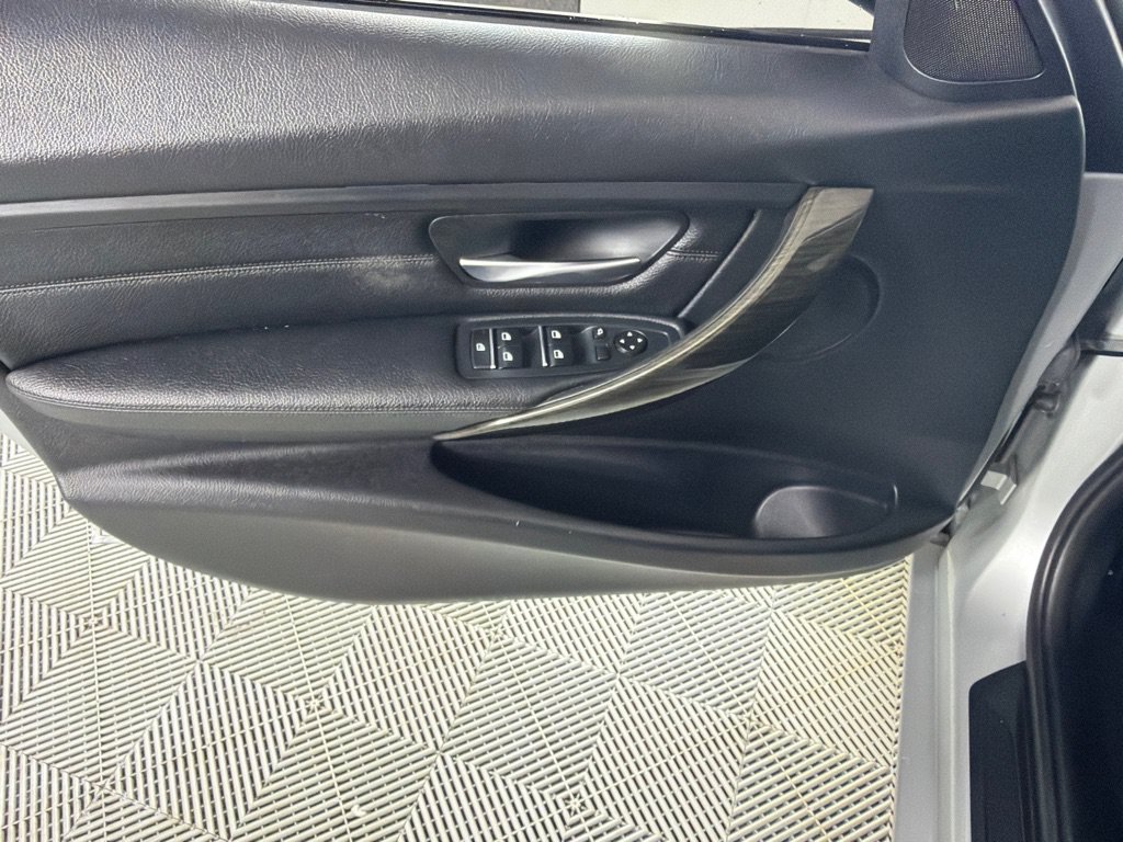 Used 2018 BMW 320i xDrive Sedan AWD/4WD image 11