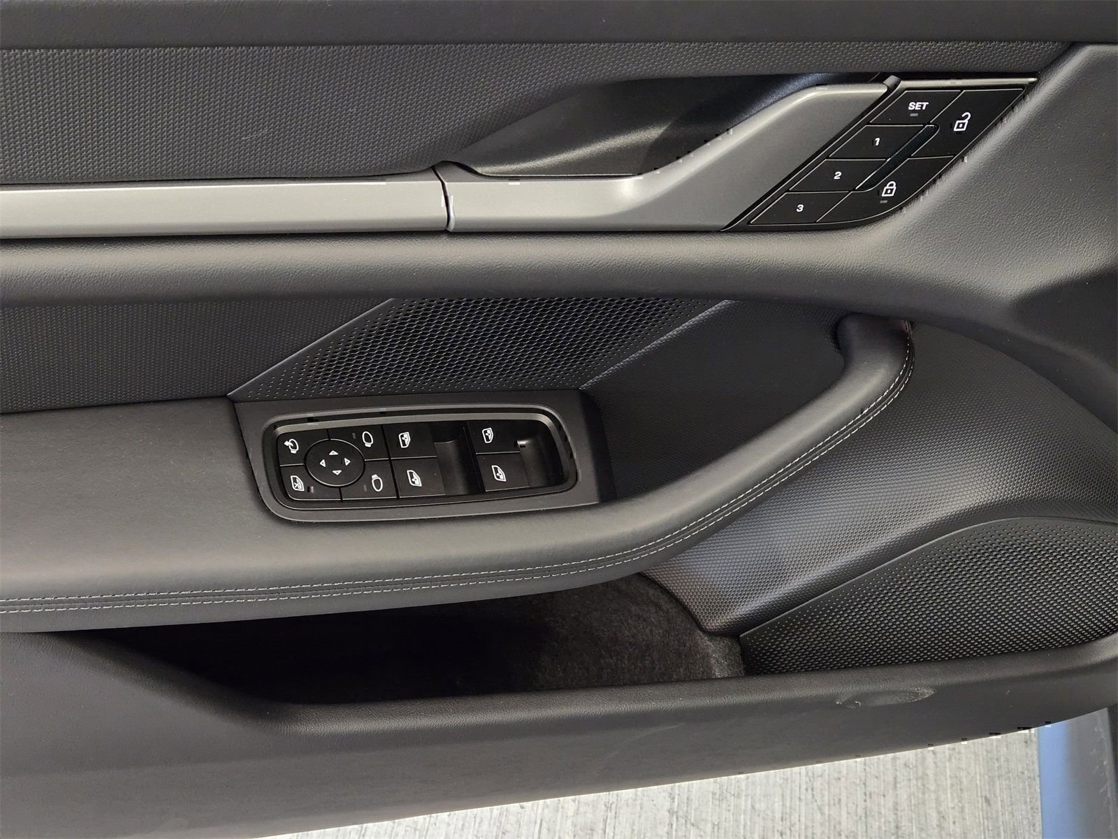 Used 2025 Porsche Taycan image 14