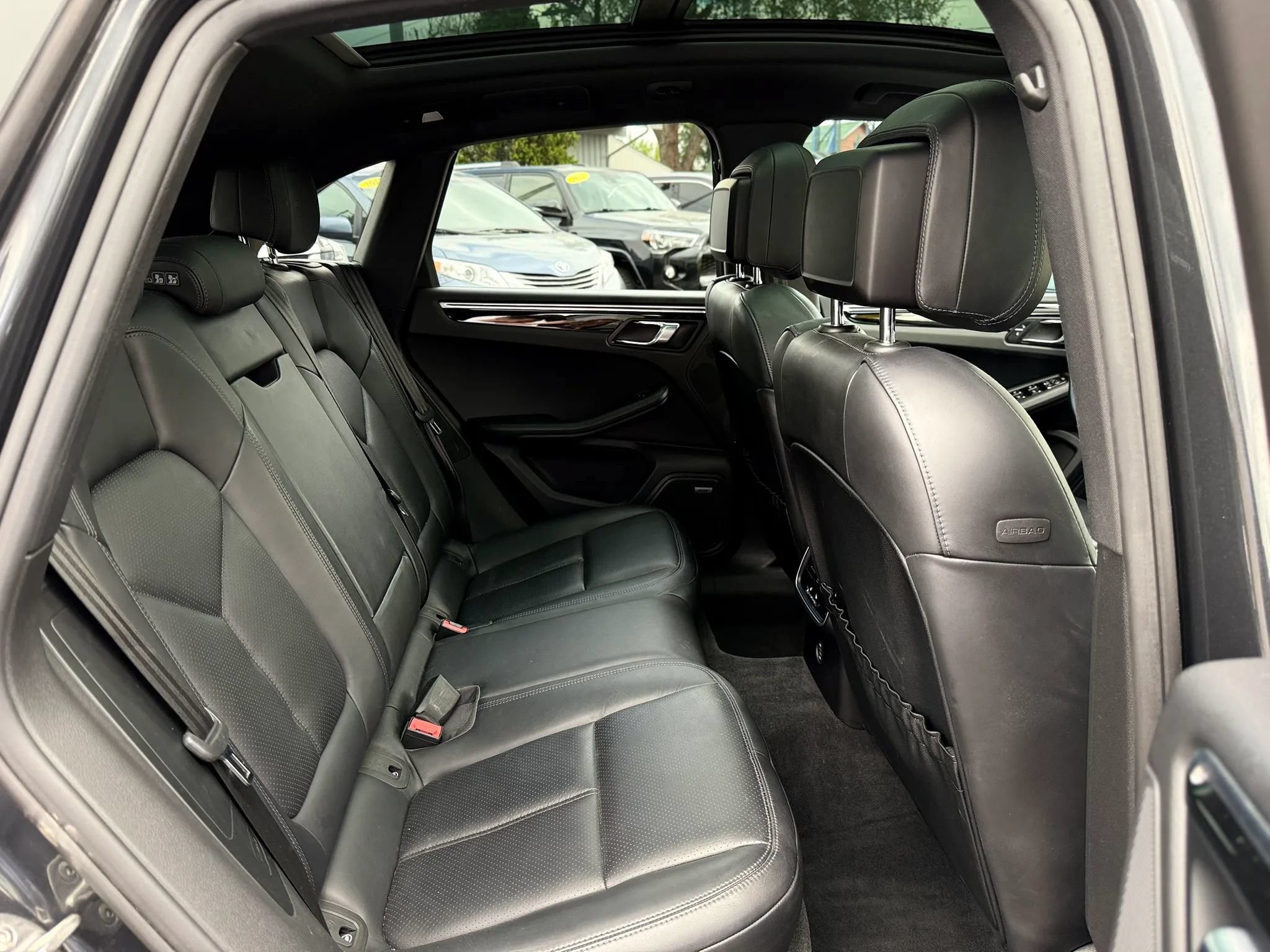 Used 2018 Porsche Macan Sport Edition AWD/4WD image 19