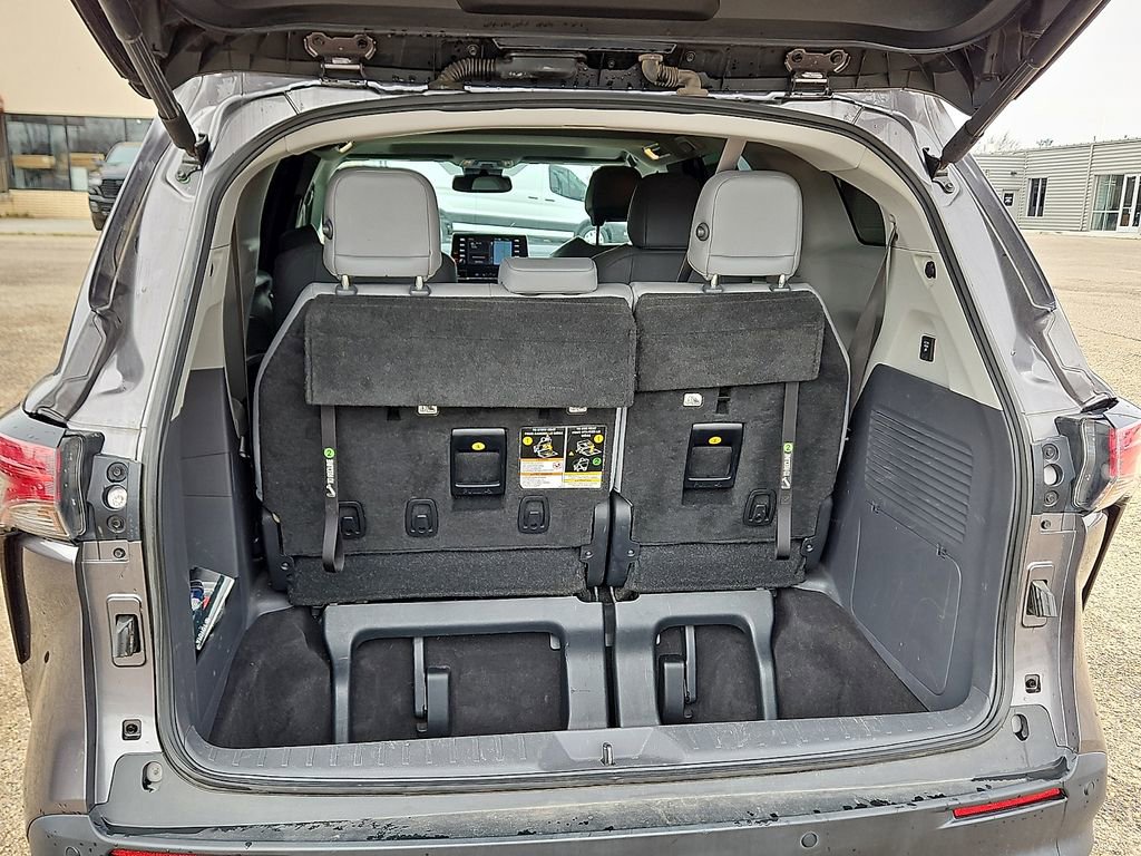 Used 2022 Toyota Sienna XLE w/ XLE Plus Package image 8