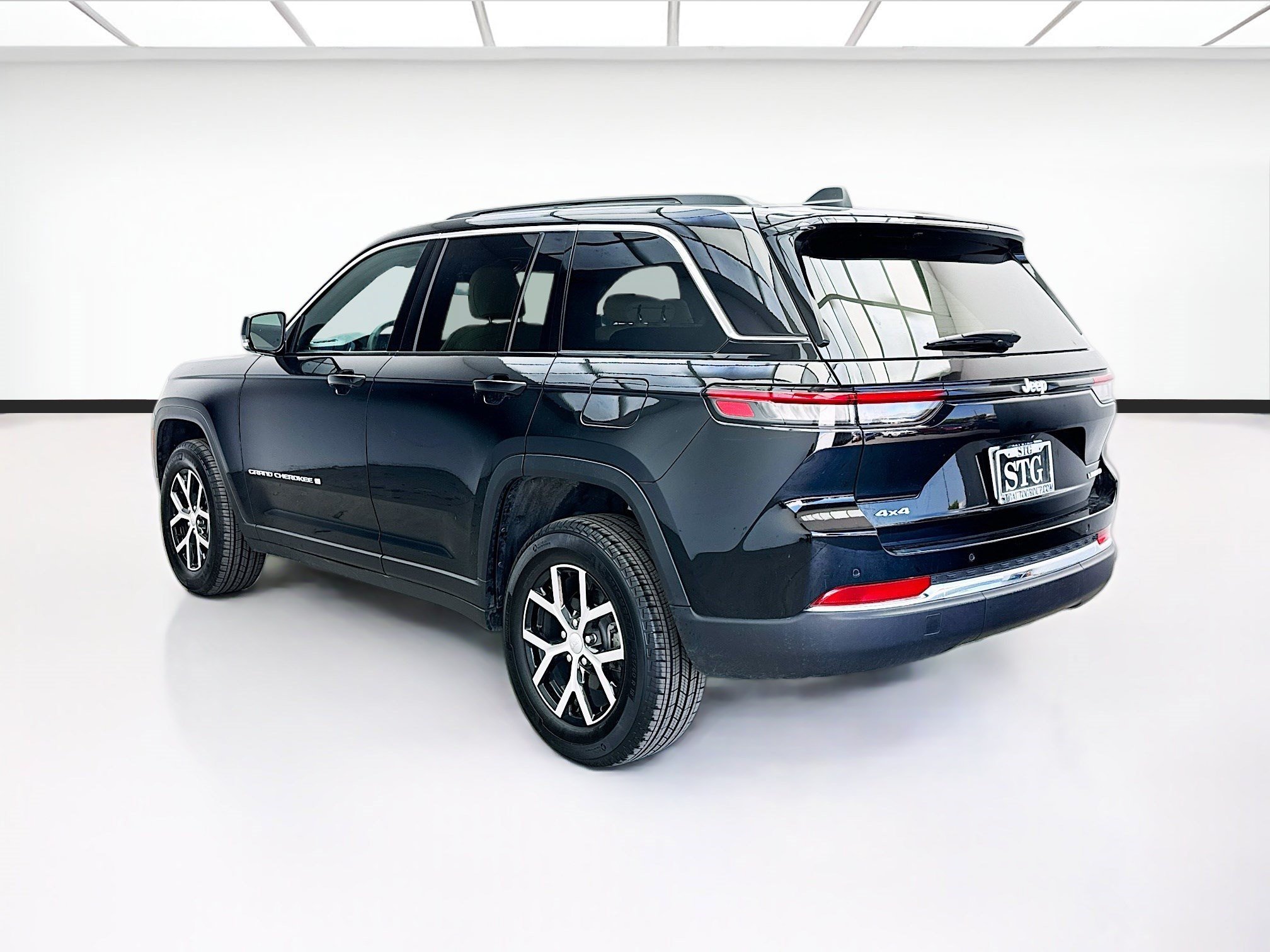 Used 2025 Jeep Grand Cherokee Limited AWD/4WD image 6
