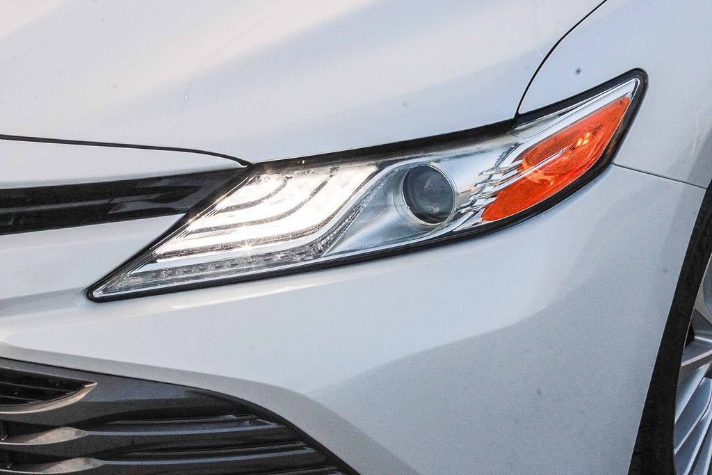 Used 2020 Toyota Camry XLE w/ Preferred Accessory Package FWD image 5