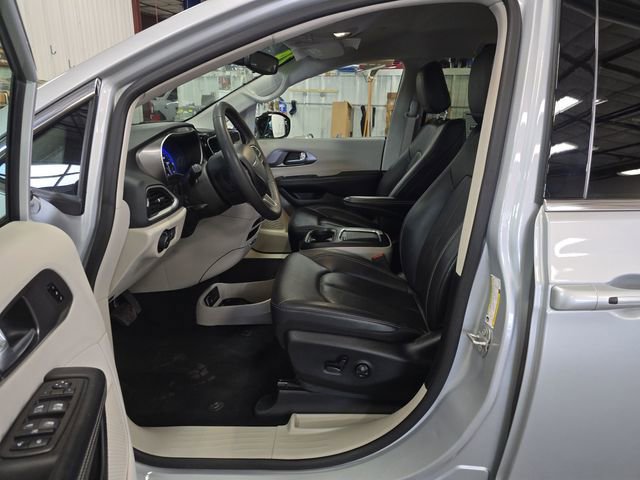 Used 2024 Chrysler Pacifica Touring-L image 9