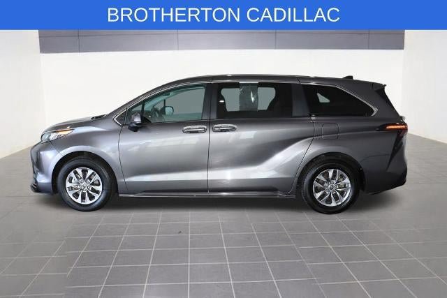 Used 2024 Toyota Sienna LE AWD/4WD image 2