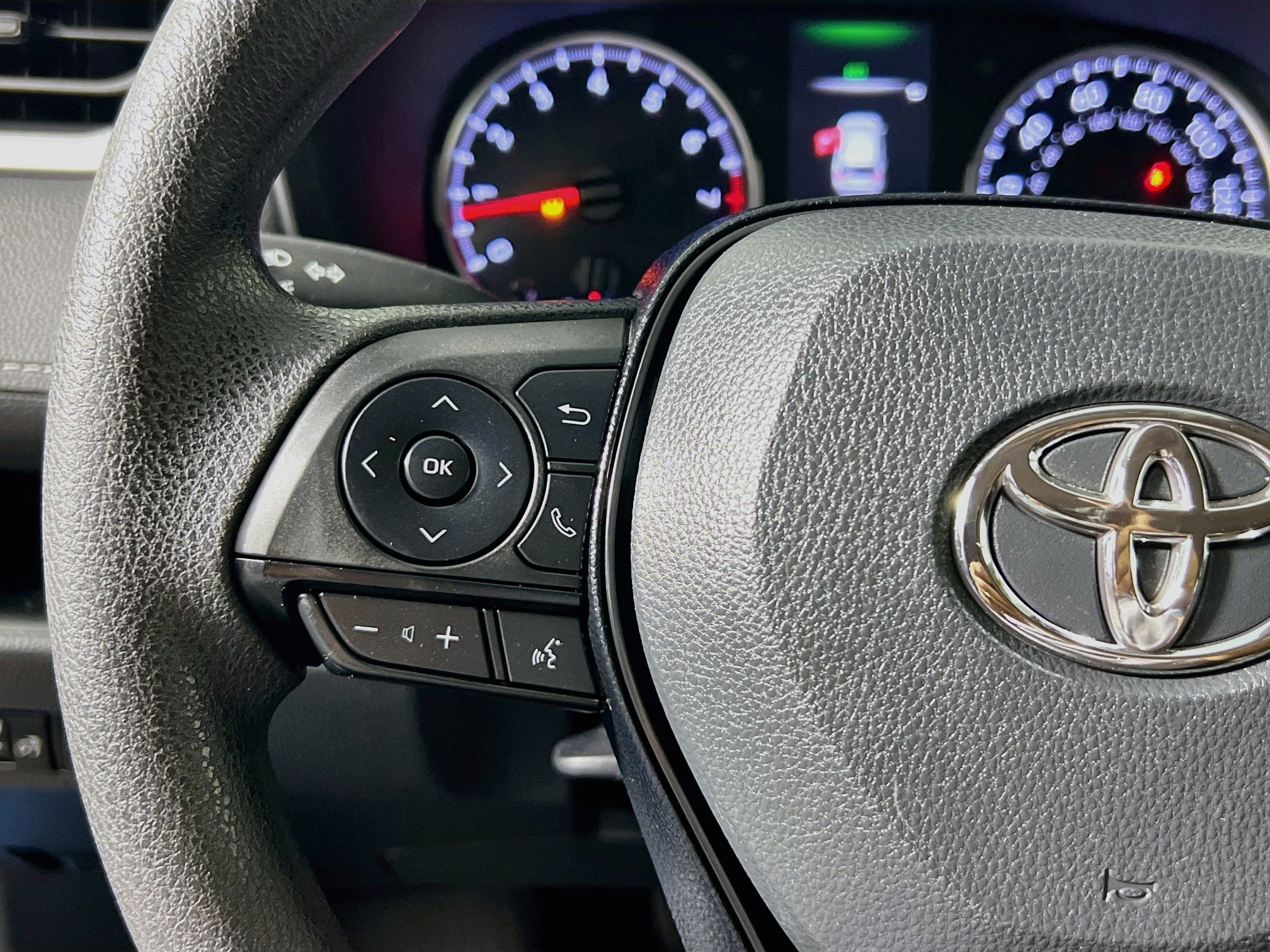 Used 2020 Toyota RAV4 LE FWD image 17