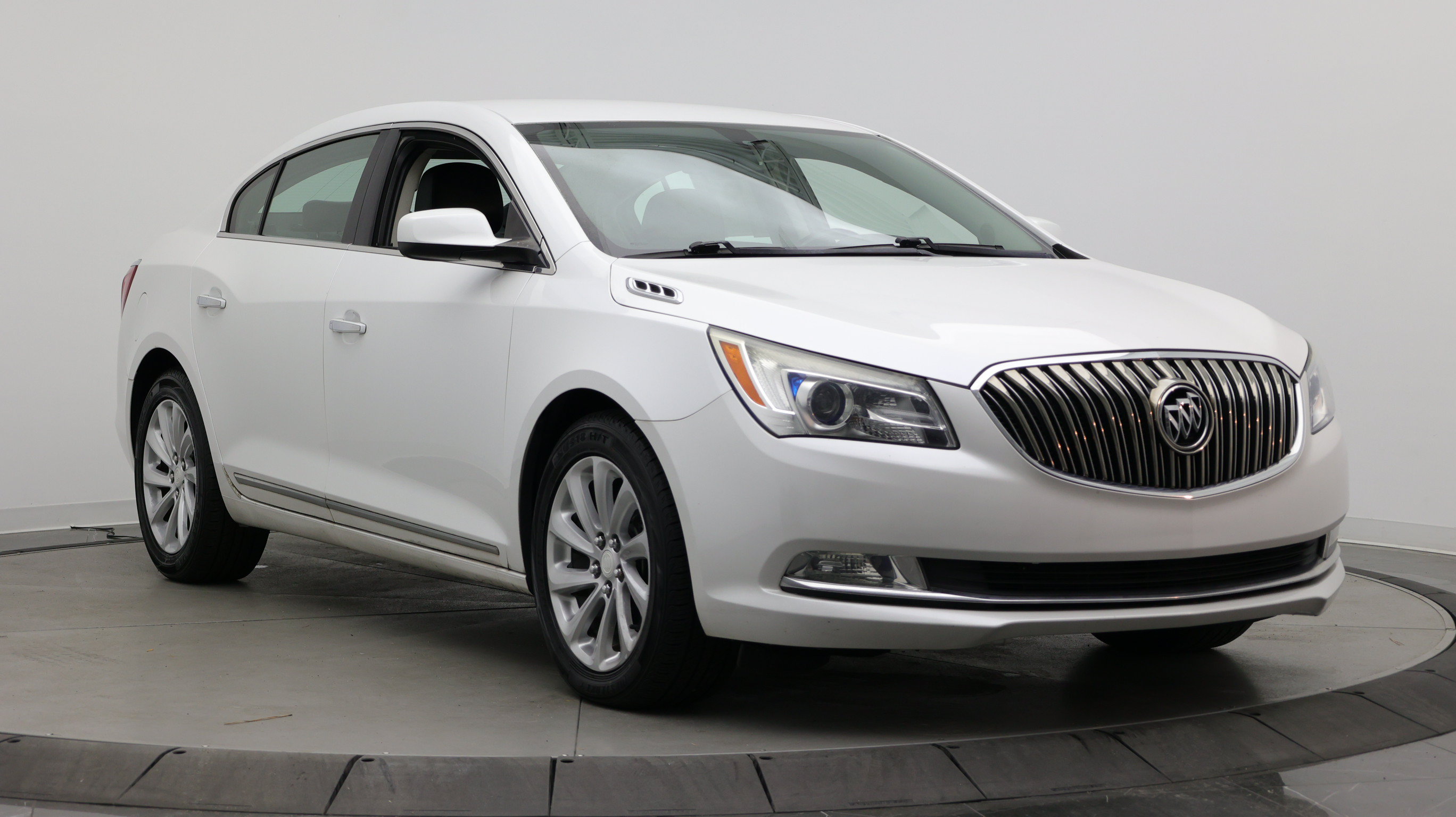 Used 2016 Buick LaCrosse FWD image 3
