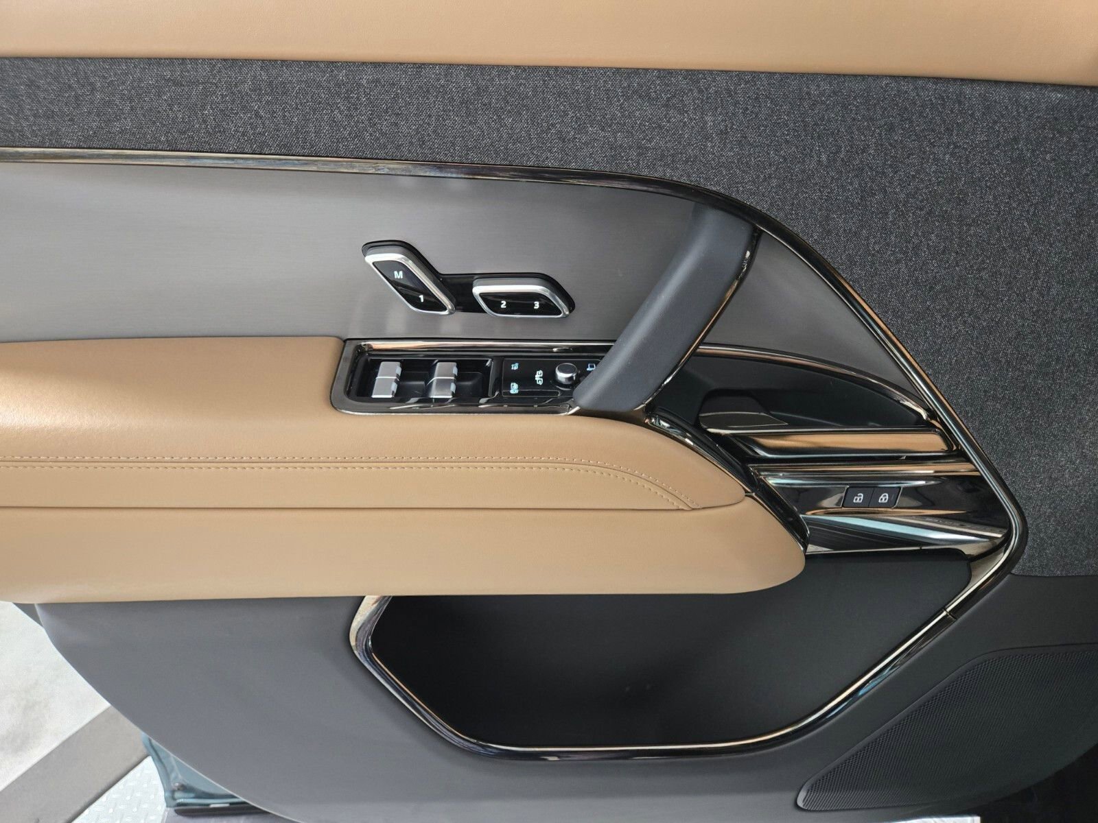 Used 2025 Land Rover Range Rover Sport SE image 22