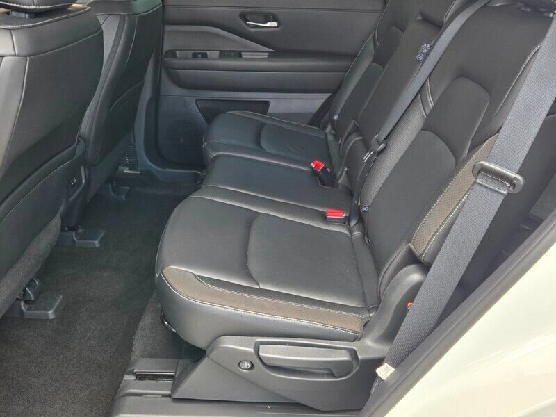 Used 2024 Nissan Pathfinder SL w/ Cargo Package FWD image 10