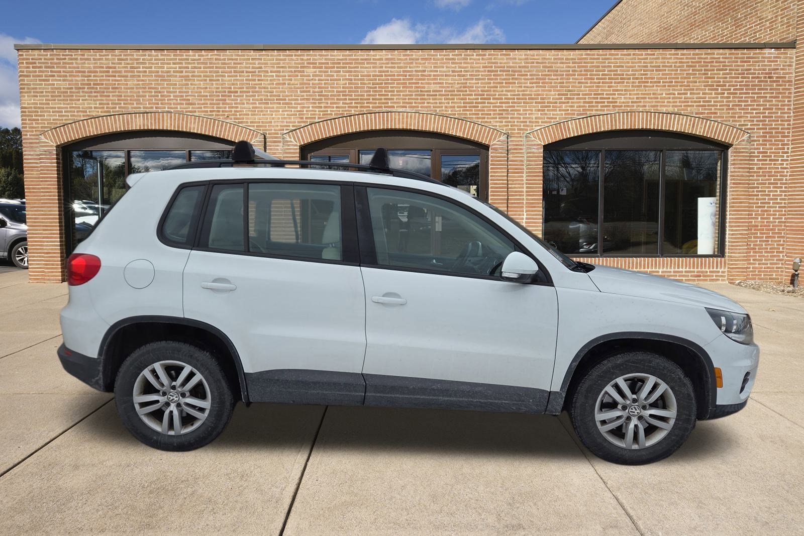 Used 2017 Volkswagen Tiguan S image 2