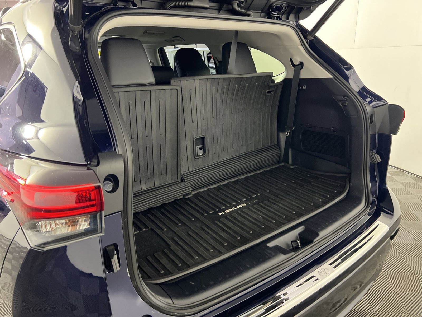 Used 2020 Toyota Highlander Limited image 24