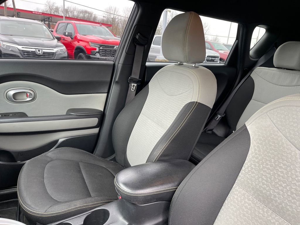 Used 2016 Kia Soul + image 12