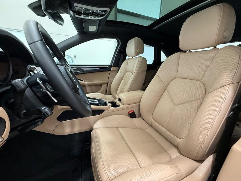 Certified 2025 Porsche Macan AWD/4WD image 5