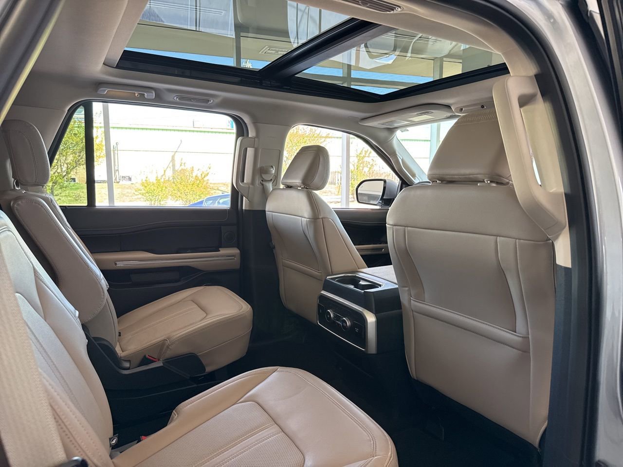 Used 2024 Ford Expedition Limited image 47