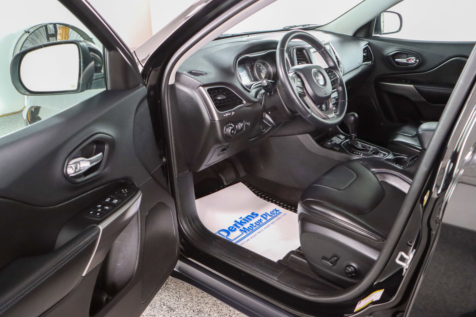 Used 2019 Jeep Cherokee Latitude Plus w/ Comfort/Convenience Group image 3